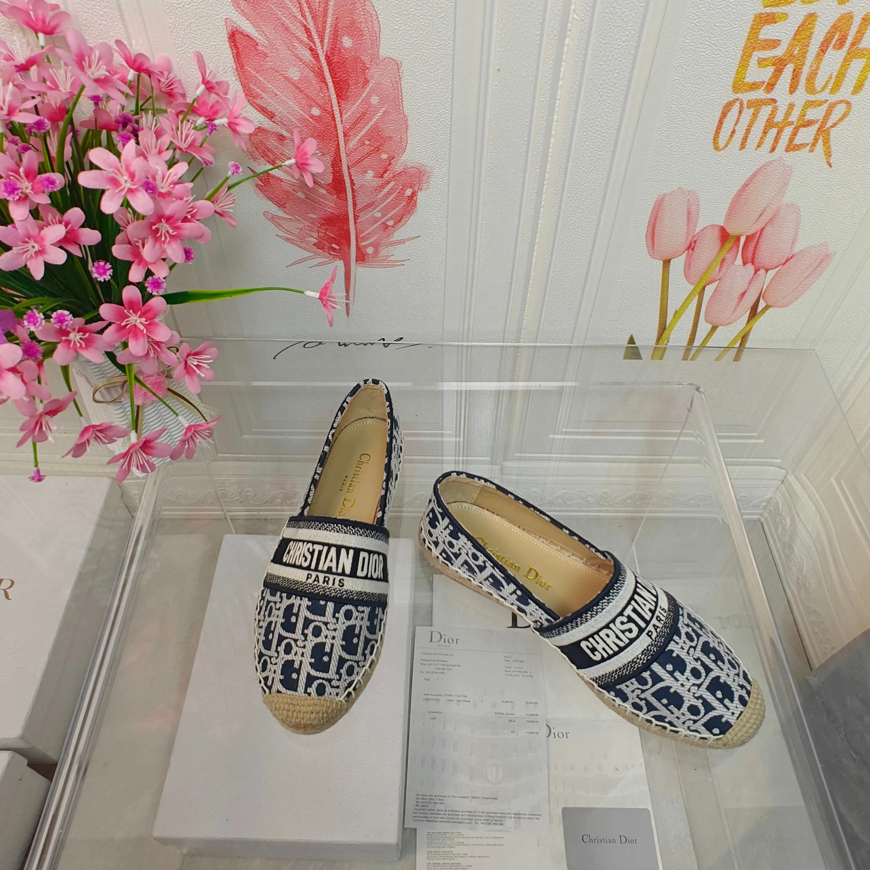 👟👟Ex-factory price 440👟👟 Top quality Dior Granville espadrille embroidery Upper: embroidered with "CHRISTIANDIOR" Craftsmanship: Purely hand-sewn hemp rope outsole Lining: Imported soft and breathable sheep lining with padded feet Code number: 35-40 (customized at 34.41.42) Outsole: Exclusive molded rubber outsole decorated with lucky star symbol